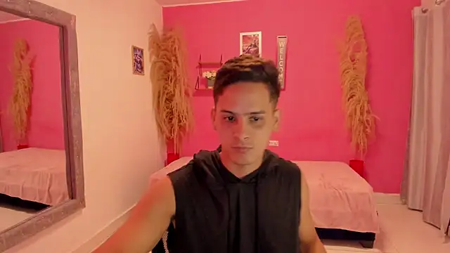 Snapshot of elmasmas01 chatting on December 2, 12:05 am elmasmas01 online show from December 2, 12:05 am