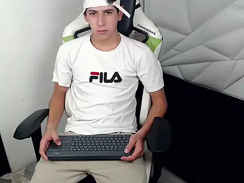 Snapshot of Cash_G_ chatting on November 22, 8:41 pm Cash G online show from November 22, 8:41 pm