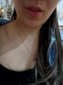 Snapshot of Emily__love chatting on November 27, 3:52 am Emily love online show from November 27, 3:52 am