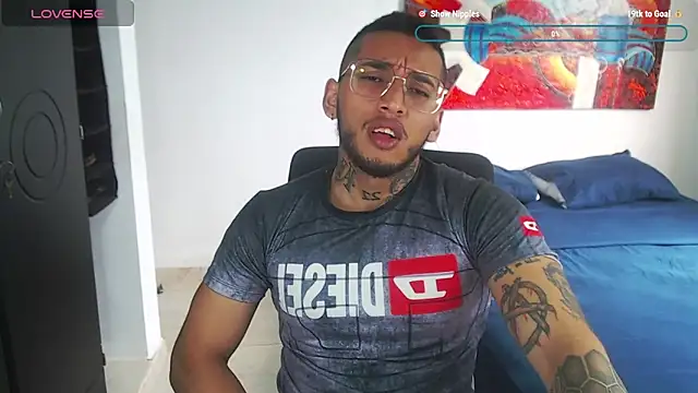 Snapshot of LucaVanden chatting on October 31, 2:40 pm LucaVanden online show from October 31, 2:40 pm