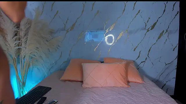 Snapshot of Julig01 chatting on November 14, 1:15 am Julig01 online show from November 14, 1:15 am