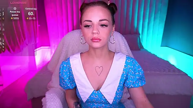 Snapshot of LexxxyJoy chatting on November 10, 6:01 am LexxxyJoy online show from November 10, 6:01 am