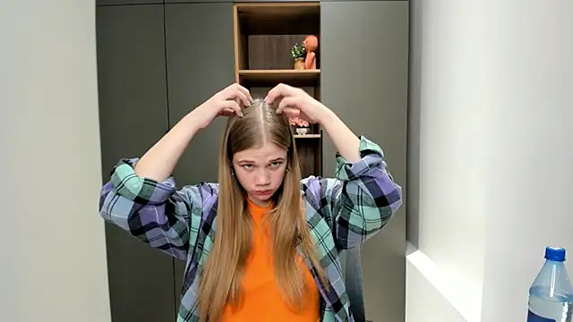 Snapshot of LuciaTiell chatting on October 28, 8:40 am LuciaTiell online show from October 28, 8:40 am