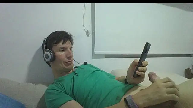 Snapshot of carliesexyman chatting on November 16, 1:55 am carliesexyman online show from November 16, 1:55 am