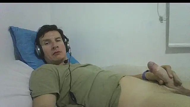 Snapshot of carliesexyman chatting on November 17, 6:30 am carliesexyman online show from November 17, 6:30 am