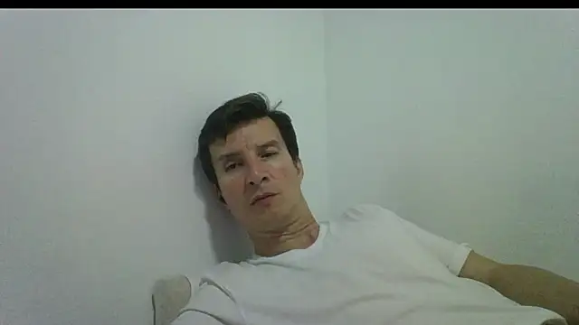 Snapshot of carliesexyman chatting on November 22, 3:27 am carliesexyman online show from November 22, 3:27 am