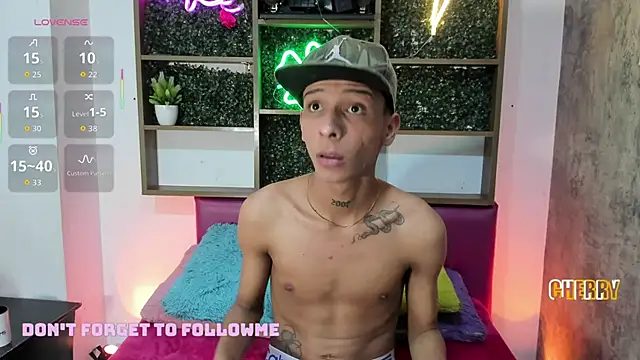 Snapshot of Max_Steell chatting on November 7, 3:17 am Max Steell online show from November 7, 3:17 am