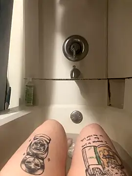 Snapshot of Fattysloth chatting on October 31, 10:33 pm Fattysloth online show from October 31, 10:33 pm