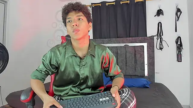 Snapshot of Maximiliano_Khalil chatting on November 27, 8:11 pm Maximiliano Khalil online show from November 27, 8:11 pm