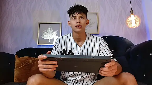 Snapshot of KamiSuarez chatting on November 6, 6:20 pm KamiSuarez online show from November 6, 6:20 pm