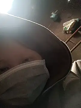 Snapshot of yoyo-mi chatting on November 30, 2:15 am yoyo-mi online show from November 30, 2:15 am