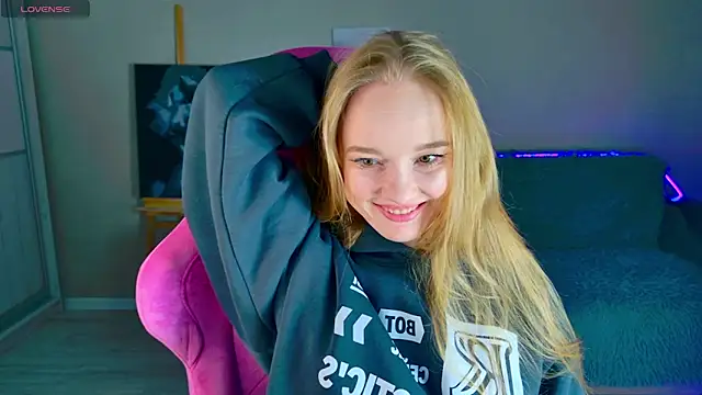 Snapshot of Shawty_Mia chatting on December 5, 2:14 pm Shawty Mia online show from December 5, 2:14 pm