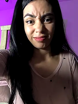 Snapshot of Sara-215 chatting on December 4, 12:20 am Sara-215 online show from December 4, 12:20 am