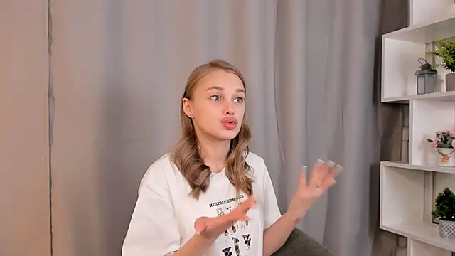 Snapshot of SlyviaCrapo chatting on October 30, 9:22 am SlyviaCrapo online show from October 30, 9:22 am