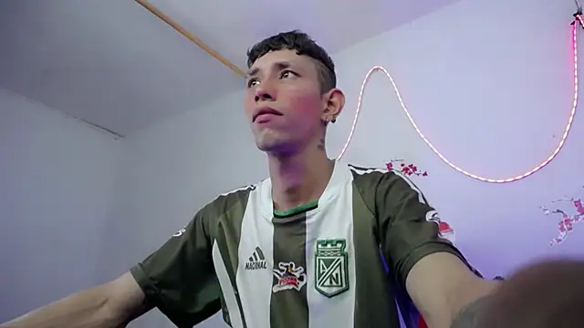 Snapshot of The_latin_boy chatting on November 14, 8:29 pm The latin boy online show from November 14, 8:29 pm