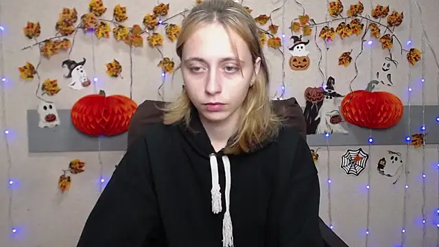 Snapshot of TracyLll chatting on November 4, 1:32 pm TracyLll online show from November 4, 1:32 pm