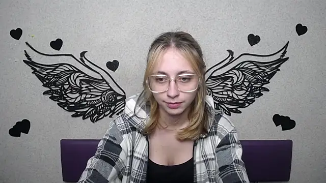 Snapshot of TracyLll chatting on November 23, 12:05 pm TracyLll online show from November 23, 12:05 pm