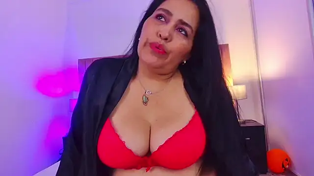 Snapshot of NoaMilf_ chatting on November 5, 7:47 pm NoaMilf online show from November 5, 7:47 pm