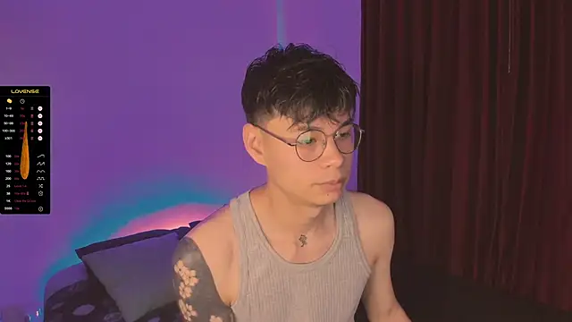 Snapshot of estmonnn chatting on November 12, 11:47 pm estmonnn online show from November 12, 11:47 pm