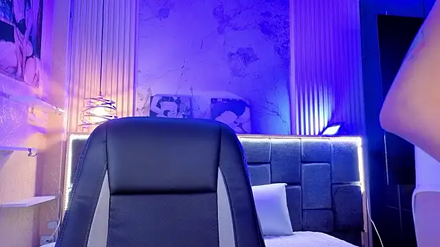 Im-Lola online show from February 3, 9:20 pm