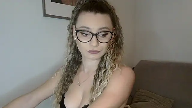 Snapshot of AlessiaCreed chatting on October 29, 9:49 pm AlessiaCreed online show from October 29, 9:49 pm