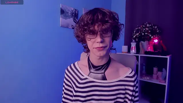 Snapshot of LeoBensyten chatting on November 5, 1:44 pm LeoBensyten online show from November 5, 1:44 pm