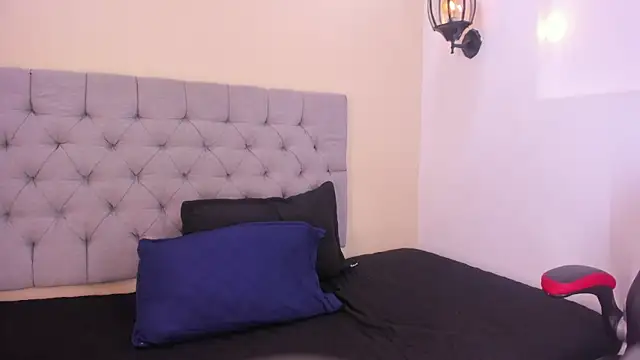 Snapshot of MiaBloom__ chatting on November 13, 11:09 am MiaBloom online show from November 13, 11:09 am