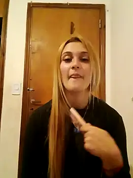 Snapshot of larubia_arg chatting on October 31, 2:45 am larubia arg online show from October 31, 2:45 am