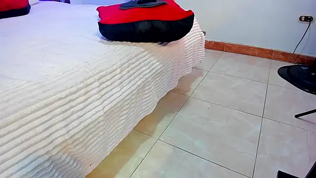 Snapshot of Cataleyaa_Rose chatting on December 5, 1:36 am Cataleyaa Rose online show from December 5, 1:36 am