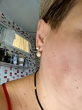 Snapshot of MilkySky chatting on November 28, 10:18 am MilkySky online show from November 28, 10:18 am