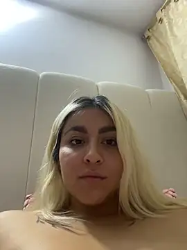 Snapshot of Elina_Hills chatting on December 17, 2:39 am Elina Hills online show from December 17, 2:39 am