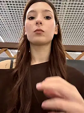 Snapshot of LilluKatten chatting on November 6, 10:05 am LilluKatten online show from November 6, 10:05 am