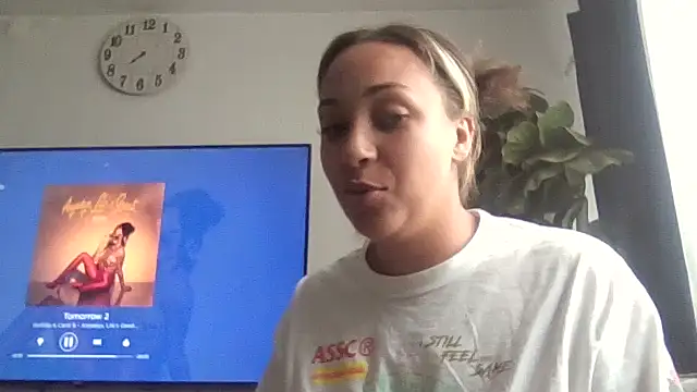 prettylildes online show from November 1, 7:05 pm