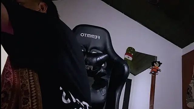 Snapshot of 3v1l chatting on December 17, 8:15 pm 3v1l online show from December 17, 8:15 pm