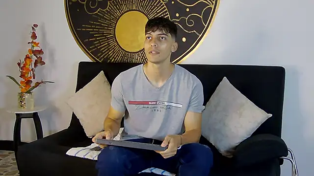 Snapshot of AlessioVitale chatting on November 14, 12:04 pm AlessioVitale online show from November 14, 12:04 pm