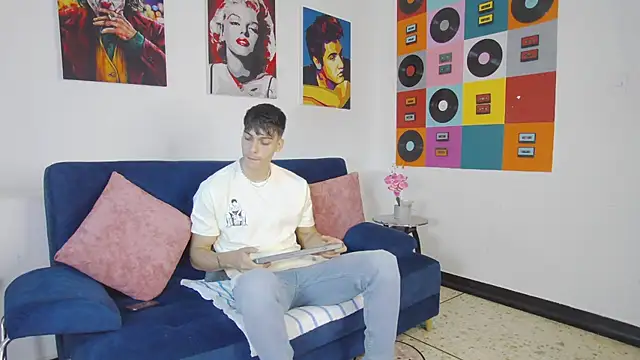 Snapshot of AlessioVitale chatting on November 21, 12:15 pm AlessioVitale online show from November 21, 12:15 pm