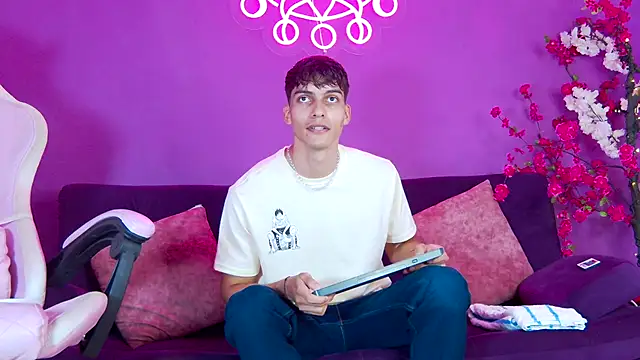 Snapshot of AlessioVitale chatting on November 24, 12:16 pm AlessioVitale online show from November 24, 12:16 pm