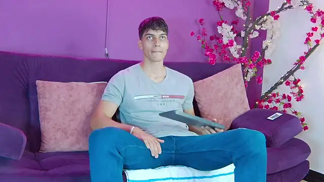 Snapshot of AlessioVitale chatting on November 26, 12:17 pm AlessioVitale online show from November 26, 12:17 pm