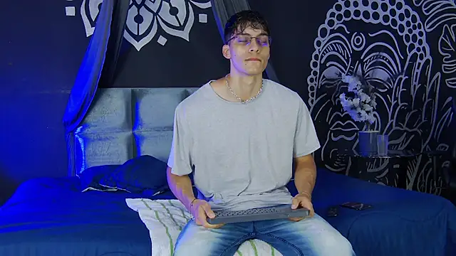 Snapshot of AlessioVitale chatting on December 17, 12:11 pm AlessioVitale online show from December 17, 12:11 pm