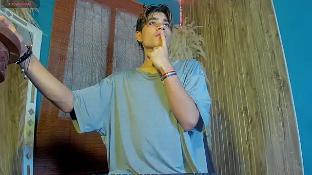 Leo Glow online show from December 3, 1:09 pm