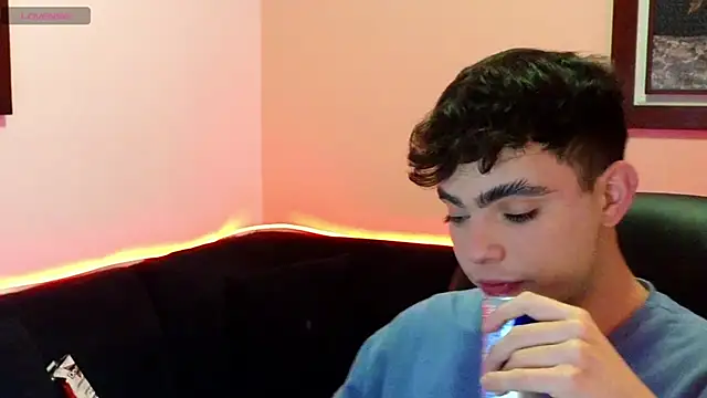 petitegigant33 online show from October 31, 2:56 am