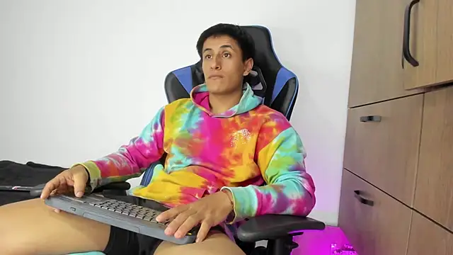 Snapshot of dorman_boy chatting on November 17, 11:43 pm dorman boy online show from November 17, 11:43 pm