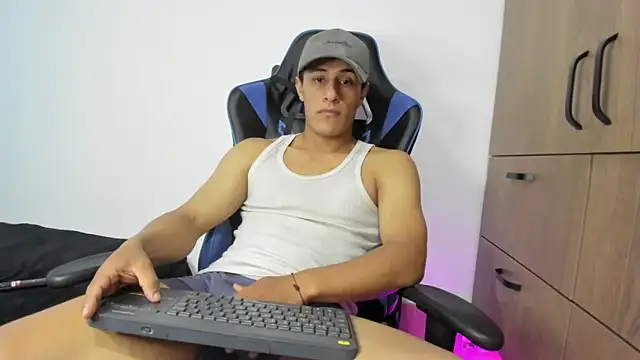 Snapshot of dorman_boy chatting on November 22, 3:33 pm dorman boy online show from November 22, 3:33 pm