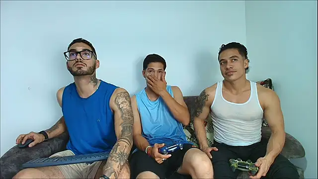 Snapshot of thebadboys05 chatting on November 5, 4:45 am thebadboys05 online show from November 5, 4:45 am