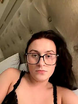 Snapshot of EmLovesxx chatting on November 8, 12:22 am EmLovesxx online show from November 8, 12:22 am