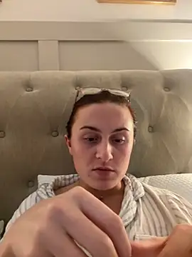 Snapshot of EmLovesxx chatting on November 17, 9:31 pm EmLovesxx online show from November 17, 9:31 pm