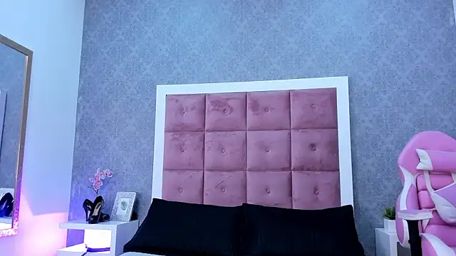 ailenaranda online show from November 28, 12:30 pm