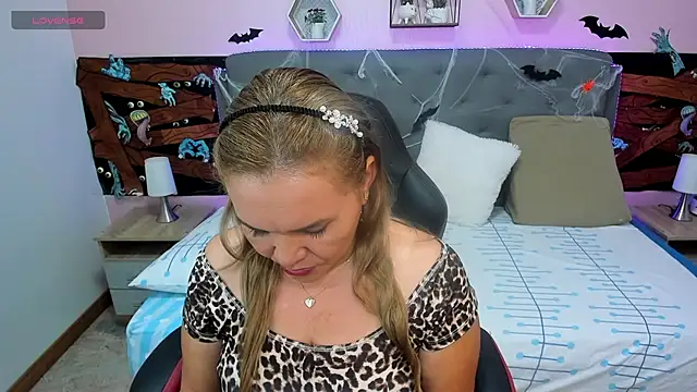  sarah lovely online show from October 31, 3:13 pm