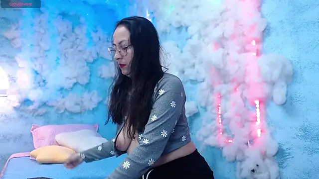 Lauryn Jones online show from February 3, 8:36 pm