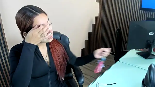 Snapshot of desk_desire chatting on December 17, 11:16 am desk desire online show from December 17, 11:16 am